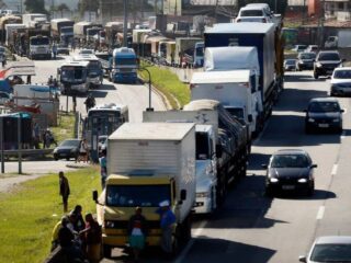 Auxílio para taxistas e caminhoneiros sairá na semana que vem