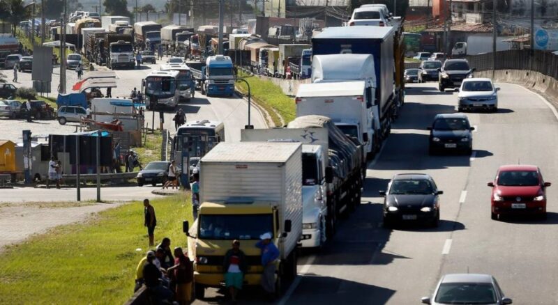 Auxílio para taxistas e caminhoneiros sairá na semana que vem