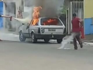 Vídeo: Homem morre carbonizado dentro de carro após tentar matar esposa e filha