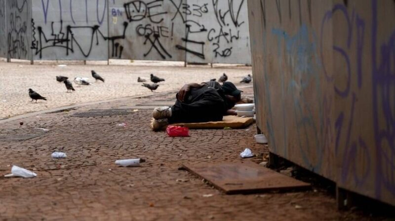 Homem alcoolizado ameaça pessoa em situação de rua e é espancado por populares em Belém