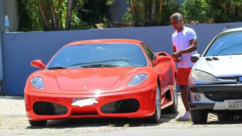 Romário oculta do TSE Ferrari e casa no Rio que somam R$ 6,7 mi, diz jornal