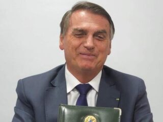 Bolsonaro diz que manifesto pela democracia “vale menos que papel higiênico”