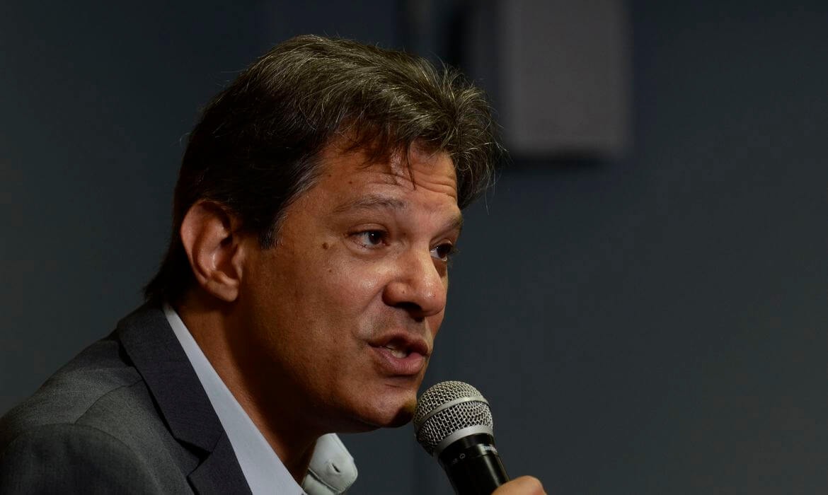 Haddad chama Bolsonaro de'desqualificado' para ter assumido Presidência