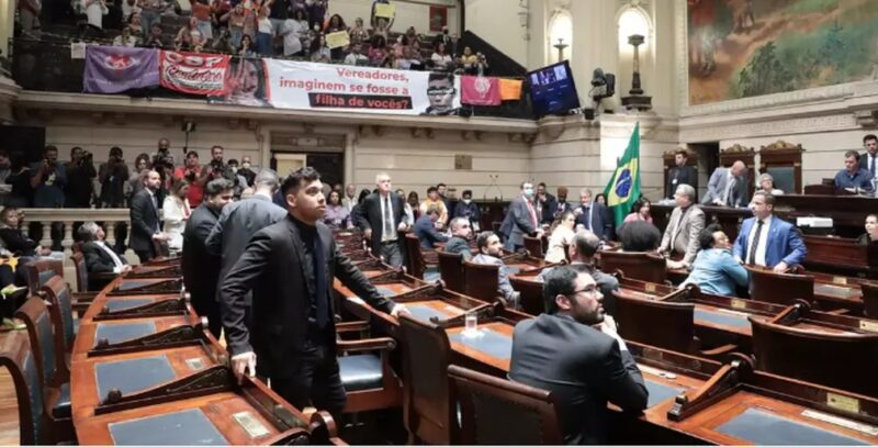 Câmara do Rio cassa madato do vereador Gabriel Monteiro