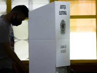 TSE diz que eleitor deve entregar celular antes de entrar na cabine de votação