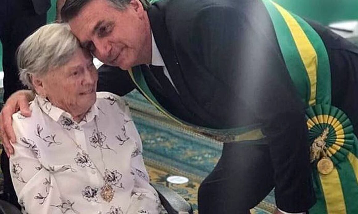 Mãe de Bolsonaro também aparece em esquema milionário de compra de imóveis