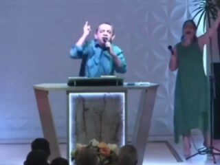 VÍDEO: Pastor expulsa petistas da igreja e grita: “Fogo no PT”