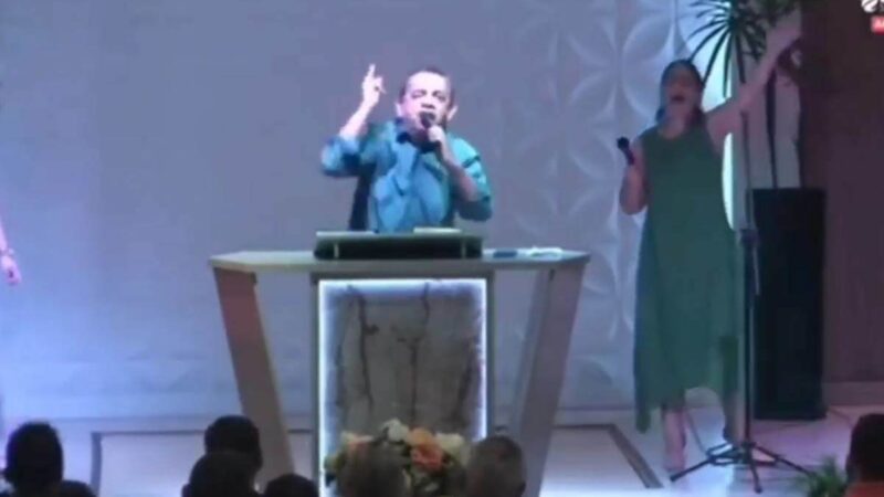 VÍDEO: Pastor expulsa petistas da igreja e grita: “Fogo no PT”