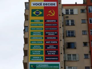 Justiça manda retirar outdoor com fake news em Porto Alegre