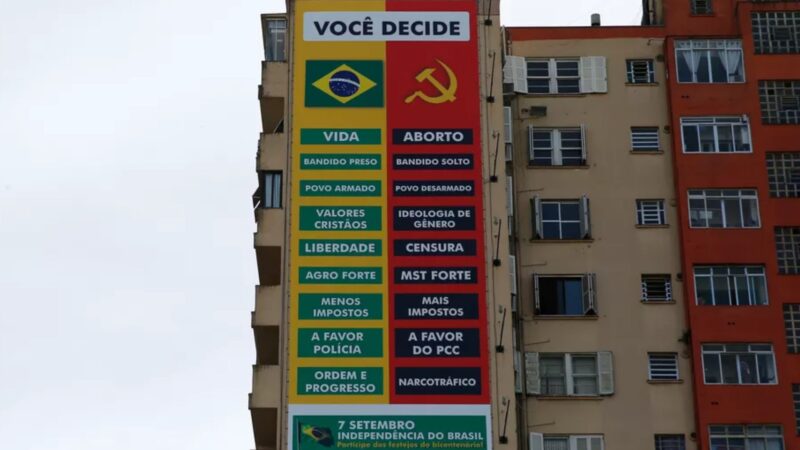 Justiça manda retirar outdoor com fake news em Porto Alegre