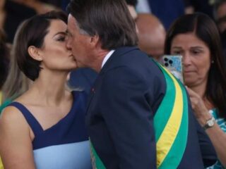 “Manda quem pode, obedece quem tem esposa”, afirma Bolsonaro