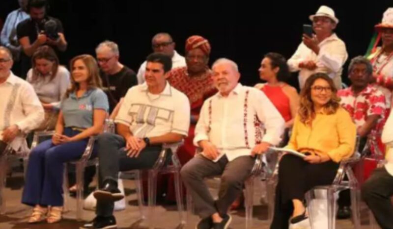 Helder Barbalho comparece em visita de Lula no Theatro da Paz, em Belém