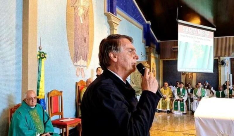 “Afastai a peste do comunismo”, diz Bolsonaro durante missa