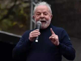 Na internet, Lula diz que Brasil vai 'reconquistar sua bandeira'