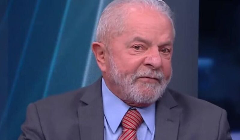 Lula diz que 'MEC não compra mais livro, distribui dinheiro para pastores'