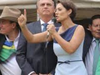 Michelle Bolsonaro endossa grito de apoiadores: “Nossa bandeira jamais será vermelha”