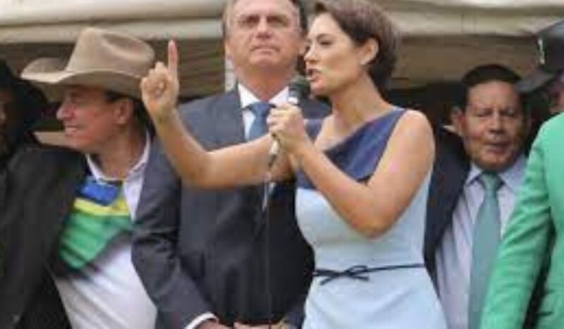 Michelle Bolsonaro endossa grito de apoiadores: “Nossa bandeira jamais será vermelha”