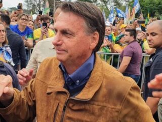 Bolsonaro pede mobilização para virar votos e defende armamento