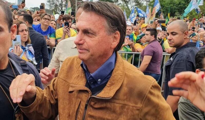 Bolsonaro pede mobilização para virar votos e defende armamento