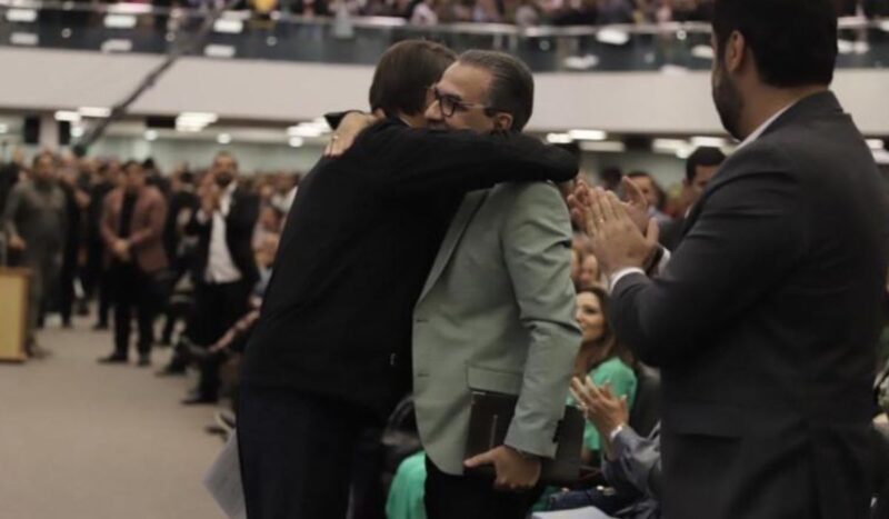 “Vamos influenciar, sim”, diz Malafaia em culto com Bolsonaro