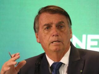 Bolsonaro veta saque do auxílio-alimentação após 60 dias