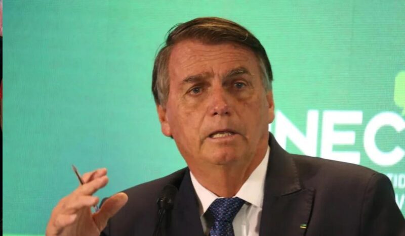 Bolsonaro veta saque do auxílio-alimentação após 60 dias