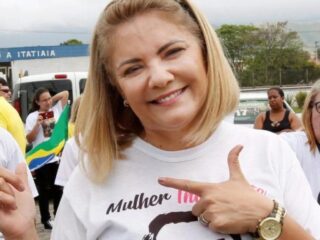 Ana Cristina Valle, ex-mulher de Bolsonaro, tem carro depredado e casa pichada em Brasília