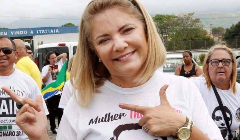 Ana Cristina Valle, ex-mulher de Bolsonaro, tem carro depredado e casa pichada em Brasília