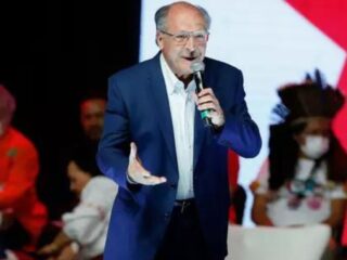 'Não há legitimidade popular para eventual golpe', diz Alckmin em sabatina