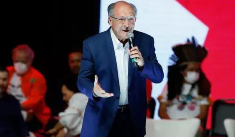 'Não há legitimidade popular para eventual golpe', diz Alckmin em sabatina