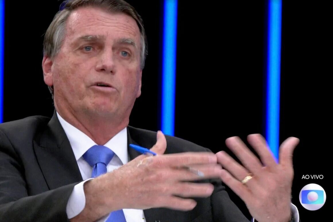 Jornalista pergunta sobre imóveis, e Bolsonaro diz: Seu marido vota em mim