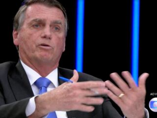 Jornalista pergunta sobre imóveis, e Bolsonaro diz: Seu marido vota em mim