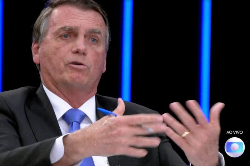 Jornalista pergunta sobre imóveis, e Bolsonaro diz: Seu marido vota em mim