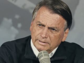 Bolsonaro faz comentário racista em podcast: “Tu é meio escurinho. Ah, isso é crime”