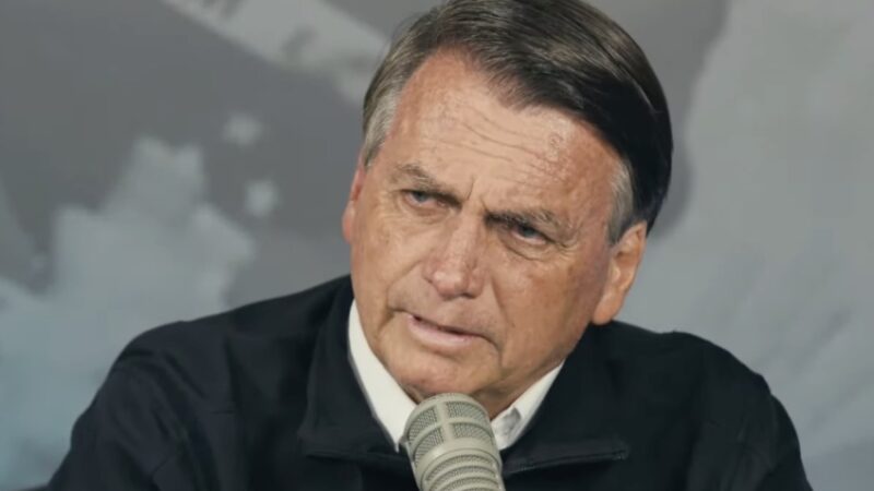 Bolsonaro faz comentário racista em podcast: “Tu é meio escurinho. Ah, isso é crime”