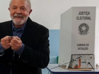 Lula beija comprovante após votar em SP: 'Essa é a eleição mais importante', diz