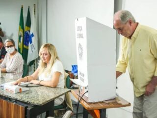 Ciro Gomes vota no Ceará e diz que 'pretende parar' após eleição