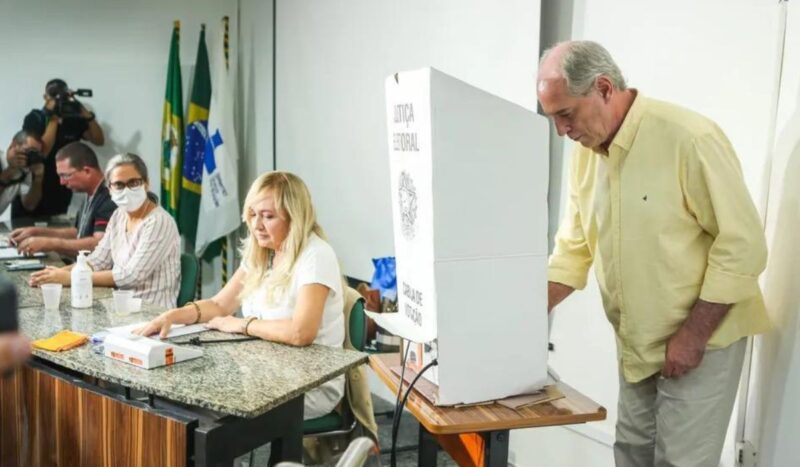 Ciro Gomes vota no Ceará e diz que 'pretende parar' após eleição