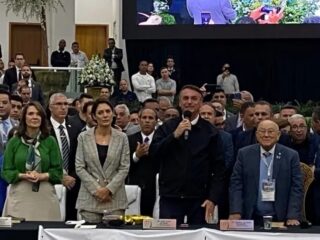 'Igreja precisa se posicionar', diz Michelle em culto com Bolsonaro