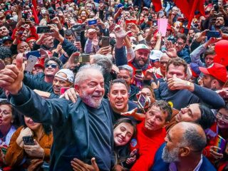 Datafolha: Lula lidera com 17 pontos de vantagem sobre Bolsonaro entre mais pobres