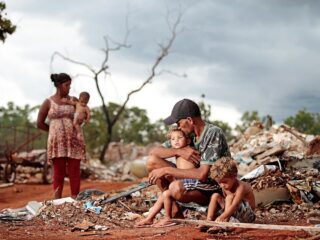 O Brasil vai terminar 2022 mais pobre do que era há uma década, diz pesquisa