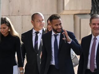 Neymar afirma em julgamento que assinava os documentos solicitados pelo pai