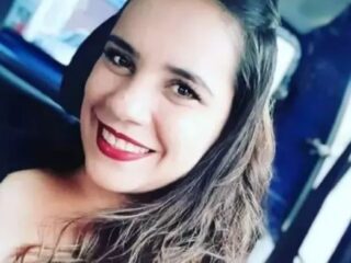 Mulher é encontrada morta com filha dormindo no colo; marido é suspeito