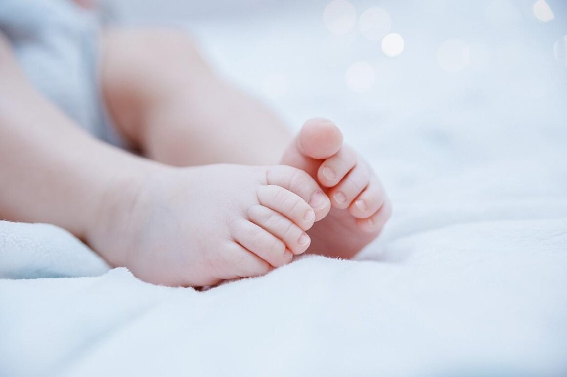 Mãe dorme durante amamentação e bebê morre sufocado