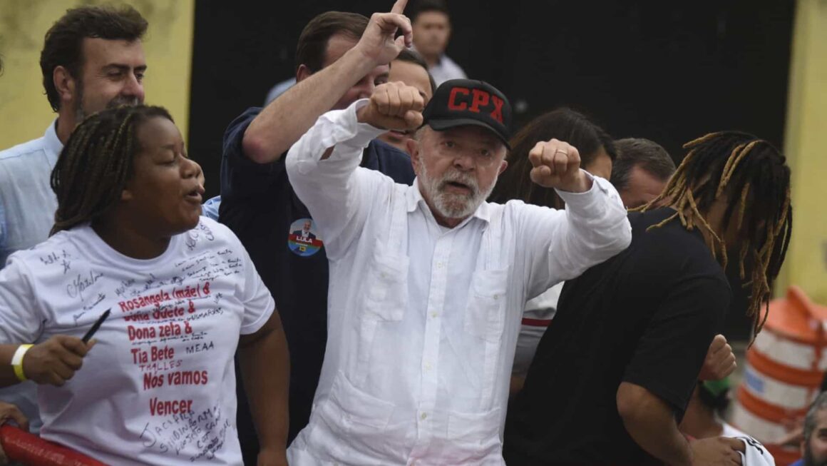 Lula usa boné com sigla 'CPX' e vira alvo de fake news de bolsonaristas