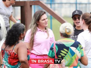 Tatiane Helena conversa com mulheres prestadoras de serviços da Mineração Paragominas, sobre violência doméstica