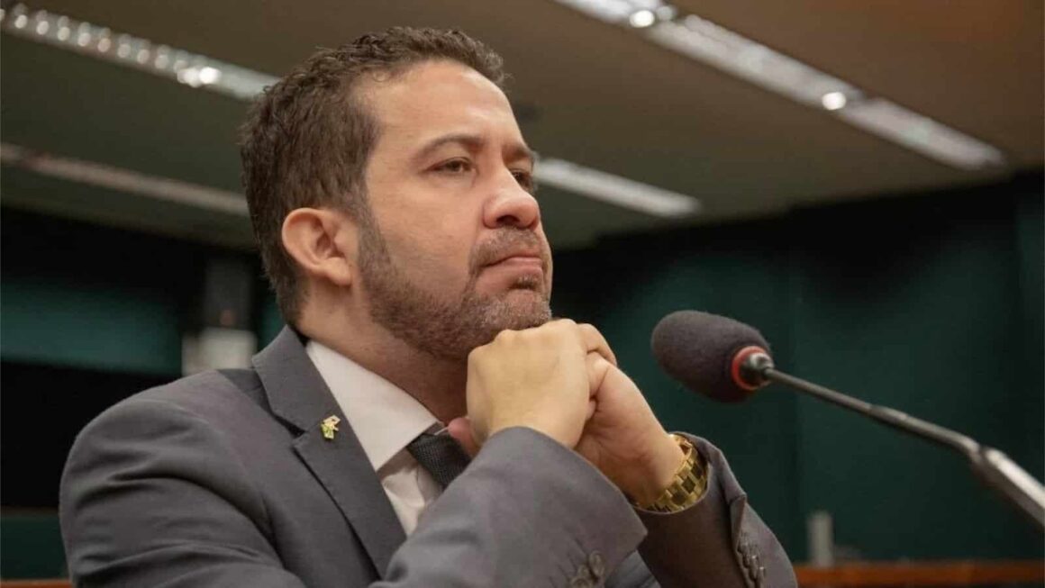 Janones questiona pedido de quebra de sigilo: 'Quem deve são os Bolsonaros'