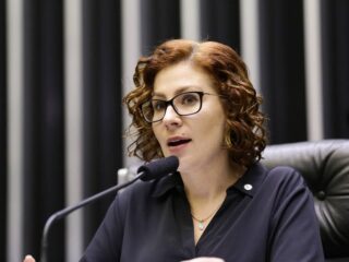 Carla Zambelli incentiva caminhoneiros a bloquearem estradas