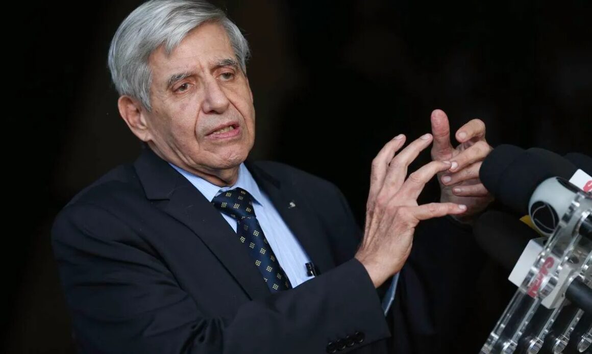 General Heleno diz que 'infelizmente' Lula não está internado
