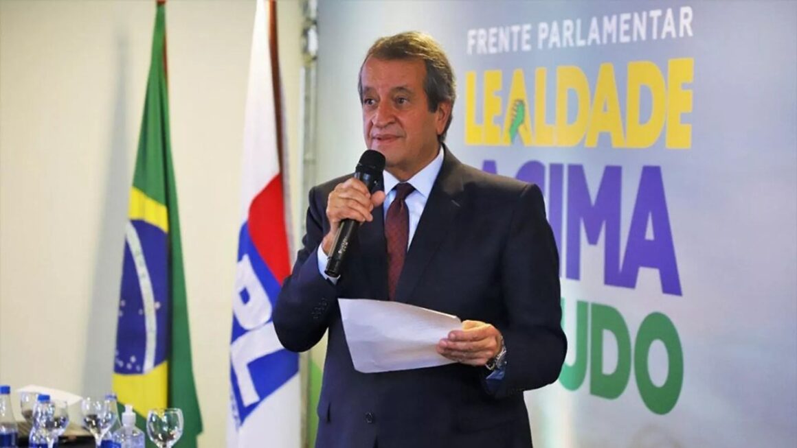 Moraes 'se assume como vítima' não pode julgar atos de 8 de Janeiro, diz Valdemar Costa Neto